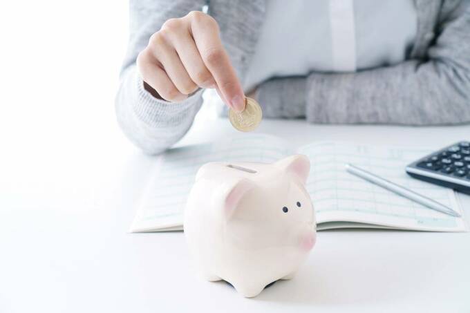 ブタの貯金箱にお金をいれる