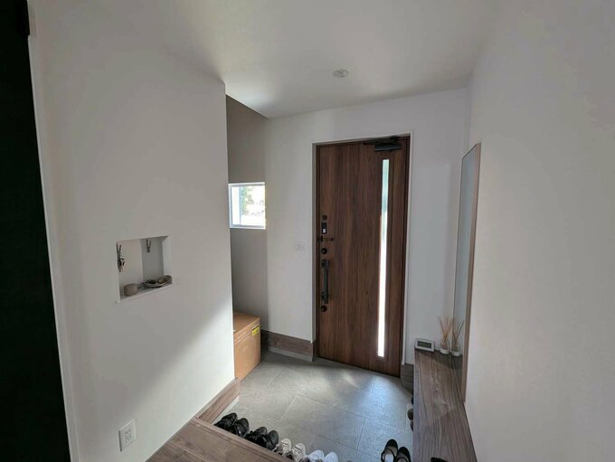 家の中から玄関を見る