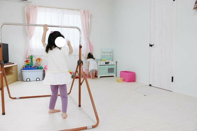 遊具で遊ぶ子ども