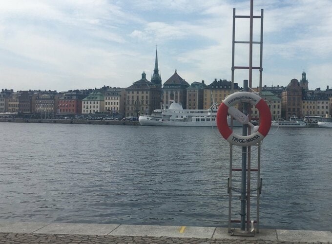 湖越しの旧市街地