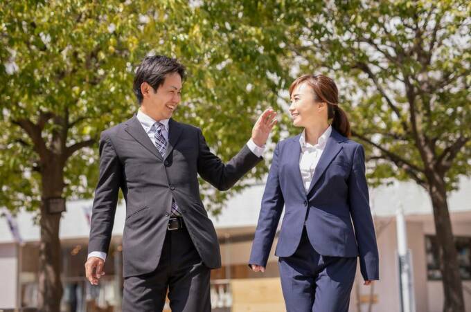 スーツを着た男女