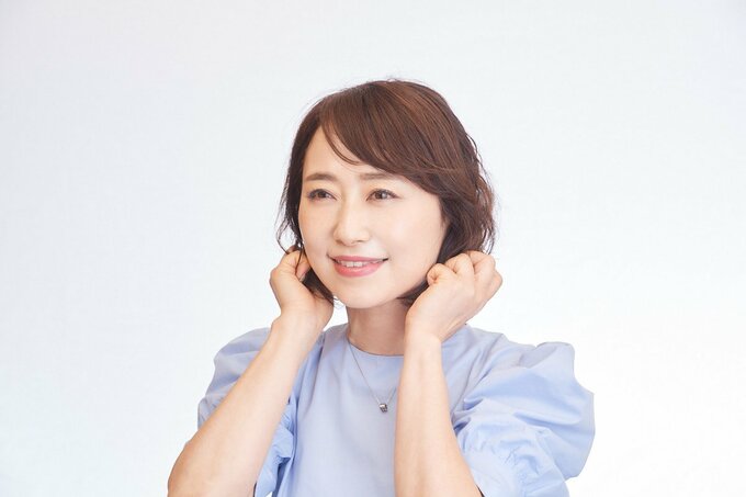 ワックスをもみこむ女性