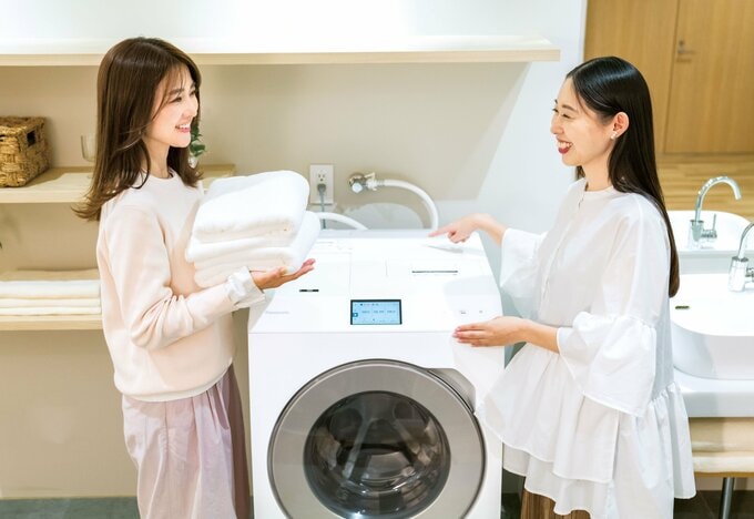 洗濯機と女性2人
