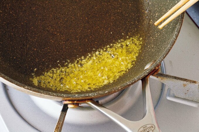 みじん切りにしたニンニクを炒めて香りをプラスする