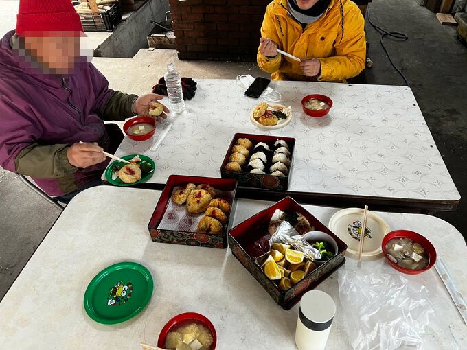お弁当食べる図