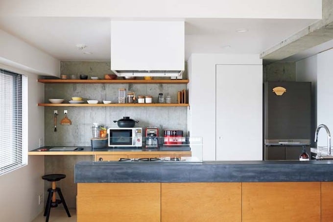 コンクリートと木を組み合わせた対面キッチン