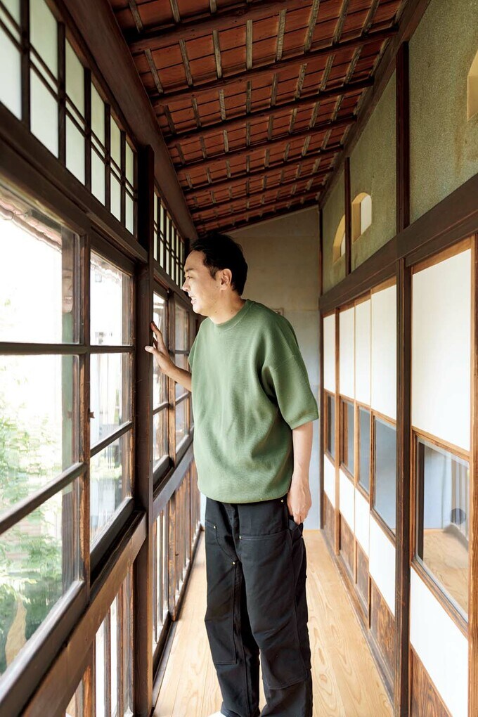 廊下から庭を見下ろすアンガールズ田中さん