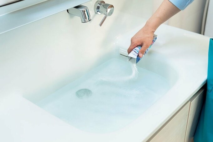 酸素系漂白剤を溶かしている様子