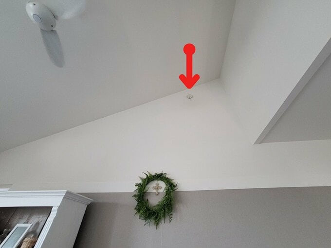 勾配天井の上の方にある火災報知器