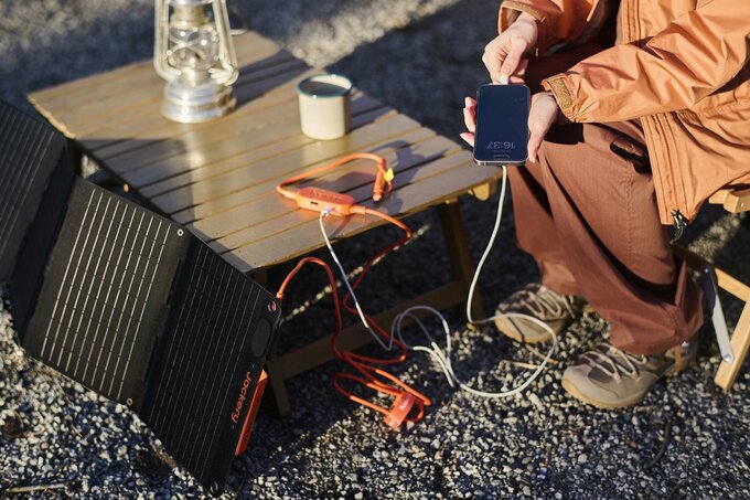 ソーラーパネルを使用している様子