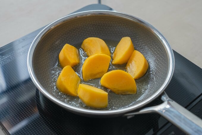 フライパンで柿を焼いている様子