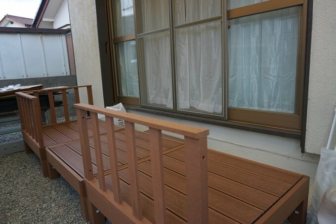 まっすぐ設置したウッドデッキ