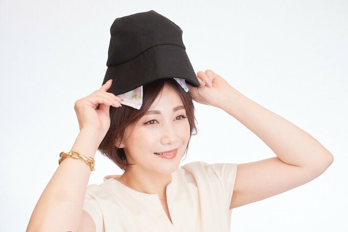 帽子をかぶる女性