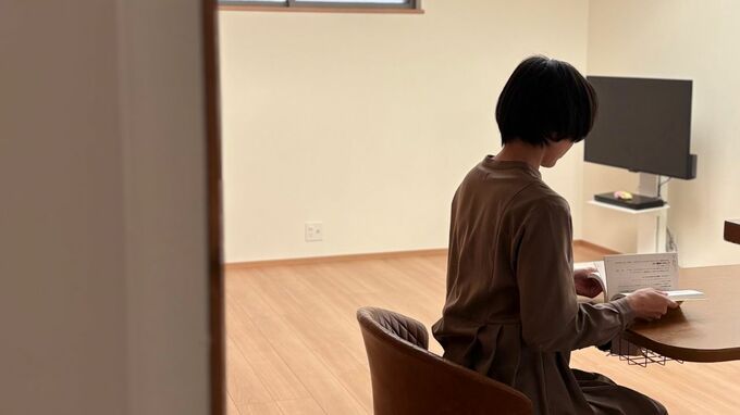 きれいなリビングでの読書