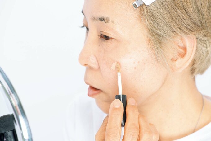 コンシーラーを塗る人