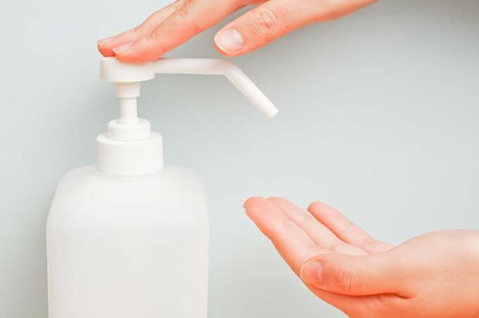 アルコール消毒をする様子