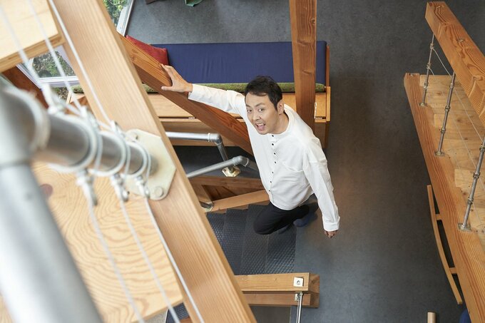 家を堪能するアンガールズの田中さん