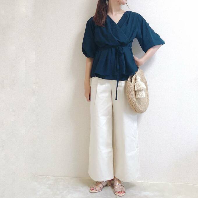 ホワイトのワイドパンツと合わせてきれいめコーデに