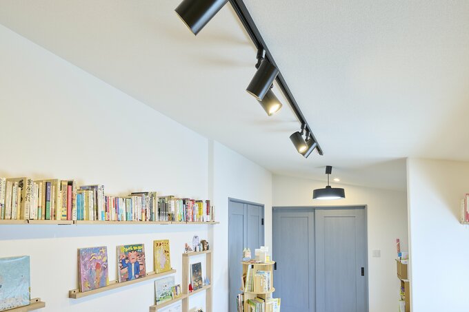 本を見やすく照らすスポットライトはダクトレールにつけられた可動式 