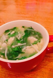 ワンタンとエノキ、春菊、豆腐を入れた中華スープ