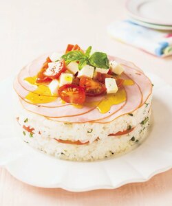 食卓がぐっと華やぐイタリアンずし【ハムとトマトのケーキずし】