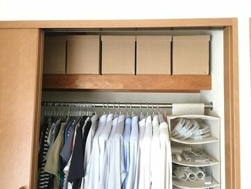 子ども服の収納は100円グッズで。お下がり服の分類もすっきり