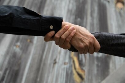 『ペンティングトレイン』第8話はついに現代へ！それぞれの決断と萱島（山田裕貴）の窮地を救った意外な人物とは