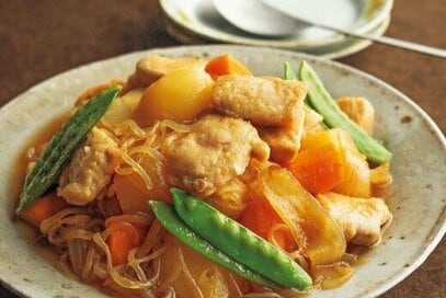 ほっこりおいしい、笠原将弘さんの「鶏ジャガ」。鶏胸で定番おかずも新鮮な味わいに