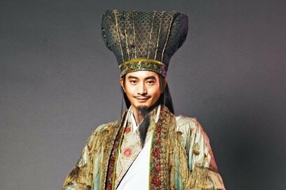 向井理さん主演の『パリピ孔明』が話題沸騰。「三国時代の格好でスマホを触っているだけでおかしい」