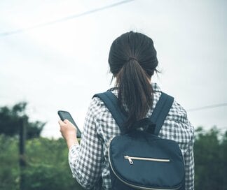 50代の「困っている人にさらっと声をかけたい」お悩み。清水ミチコさんの考える「人の役に立ちたい気持ち」