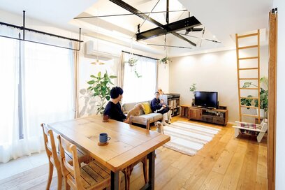 屋根裏部屋を新設、実家のリノベで実現した30代夫妻の住まい