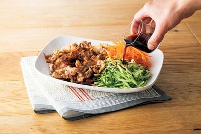 カリカリ豚肉の野菜添え。香ばしく焼いてポン酢でさっぱりと