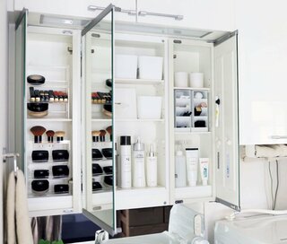 つっぱり棒やトレーを活用。使いやすい洗面所収納をつくるワザ