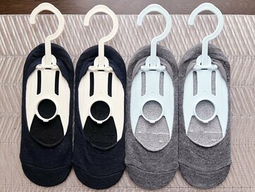 靴下の迷子を防ぐ、ダイソーの110円「浅履き靴下用ハンガー」。洗濯から収納までそのまま完結