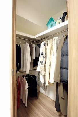 洋服はアプリで管理して1軍のみ。毎日のコーデが楽しくなるクローゼットのつくり方