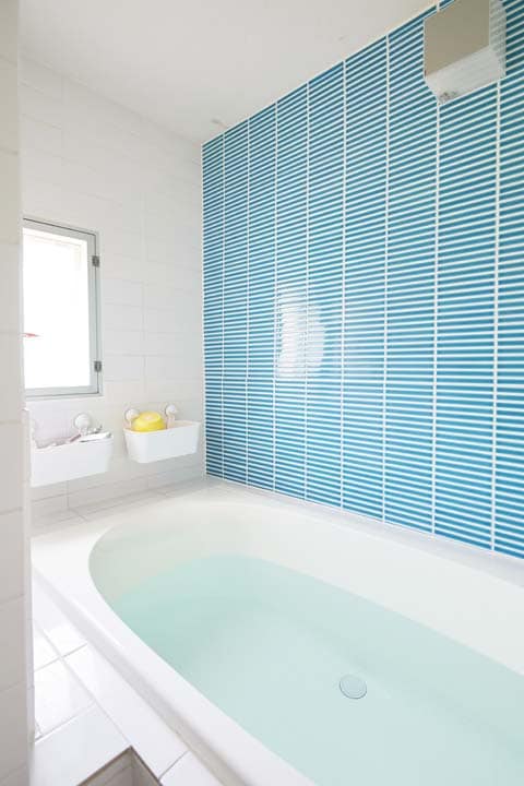 在来工法で大きな浴槽のある浴室に