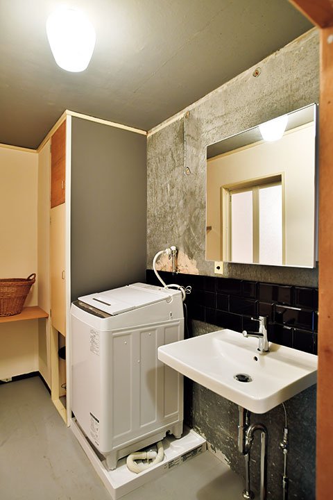 現しと黒タイルで壁を仕上げたサニタリー