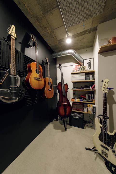 壁に楽器を掛けて収納