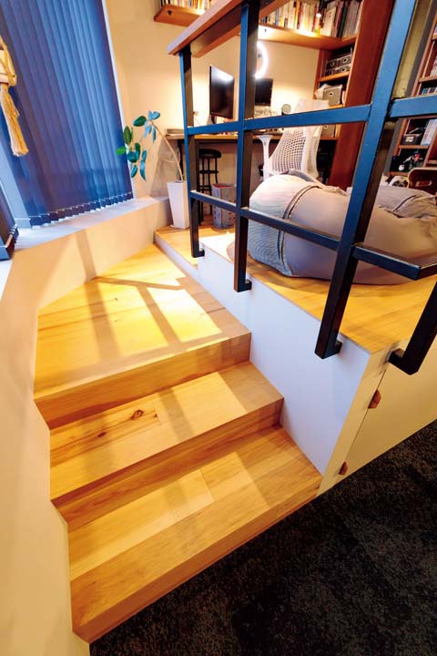 スキップフロア上部に愛犬のチルが上れないように、高さを調整した階段