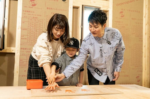 妻が手形を押す様子