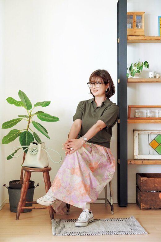 椅子に座っている河村純子さん