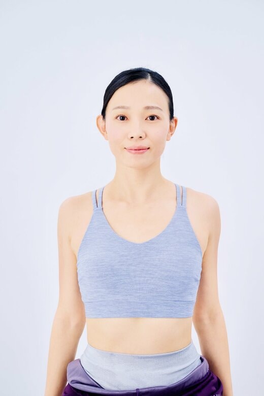 背筋を伸ばした女性