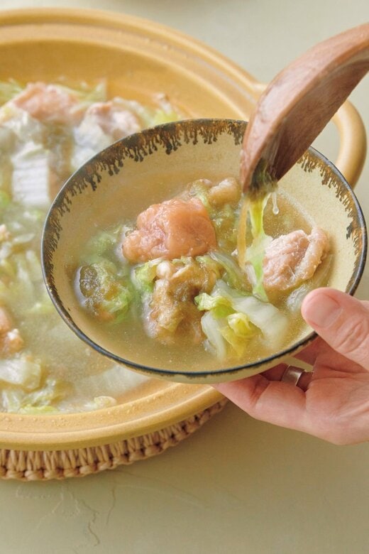 鍋から一人分を小皿に取り分ける様子