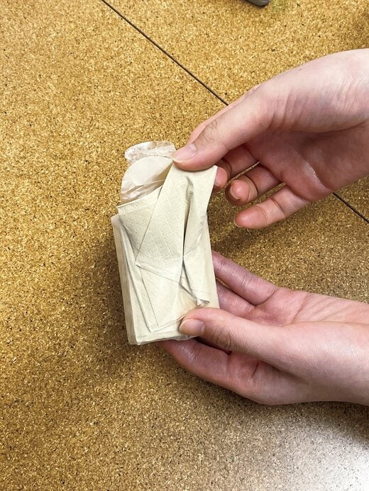 竹100% 携帯用ペーパーナプキンを取り出しているところ