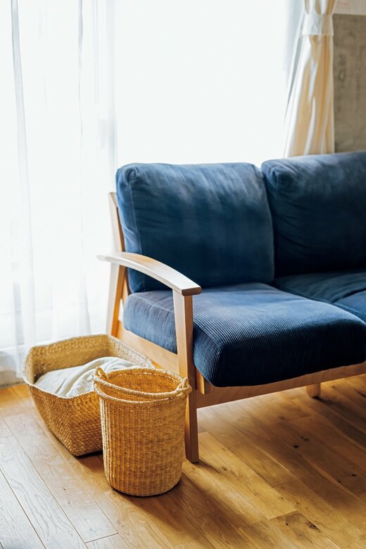 ソファの横に編みカゴが並ぶ様子