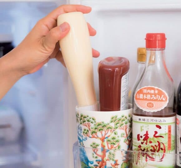 マヨネーズとケチャップを逆さに立てて収納する様子