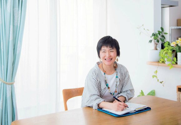 イスに座った女性