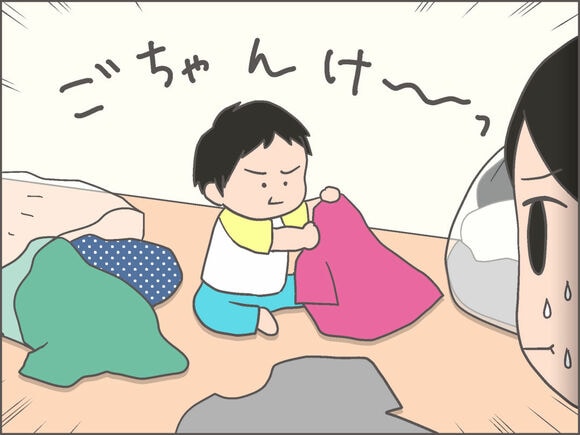 袋から服を取り出し、廊下じゅうに並べて遊んでいる姿が!