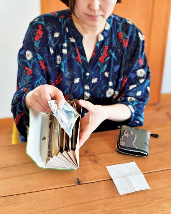 女性お財布からお金