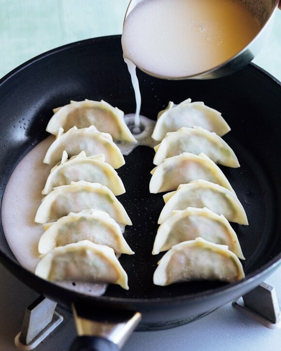 フライパンに水溶き小麦粉を流す